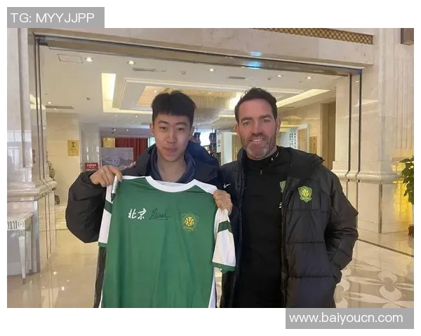 国安队服真实穿着效果展示让你感受足球激情与团队精神